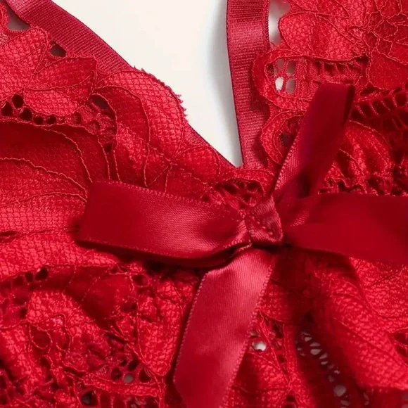 Elegant Red Lace Lingerie Set - Picture 3 of 3